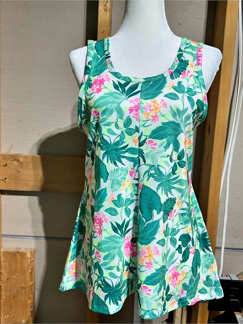 J&M Lifestyle 1086 Floral tank in Green & Pink Size Small NWT